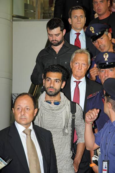 Salah scende le scale mobili per raggiungere l&#39;uscita dell&#39;aeroporto di Fiumicino: la sua avventura romanista pu finalmente cominciare. Ansa